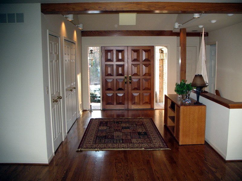 Luxury-small-foyer-with-small-cupboard-lamp-and-carpet